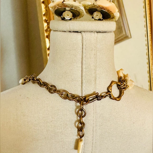 Vintage Mother of Pearl Necklace & Earrings - Picture 3 of 17